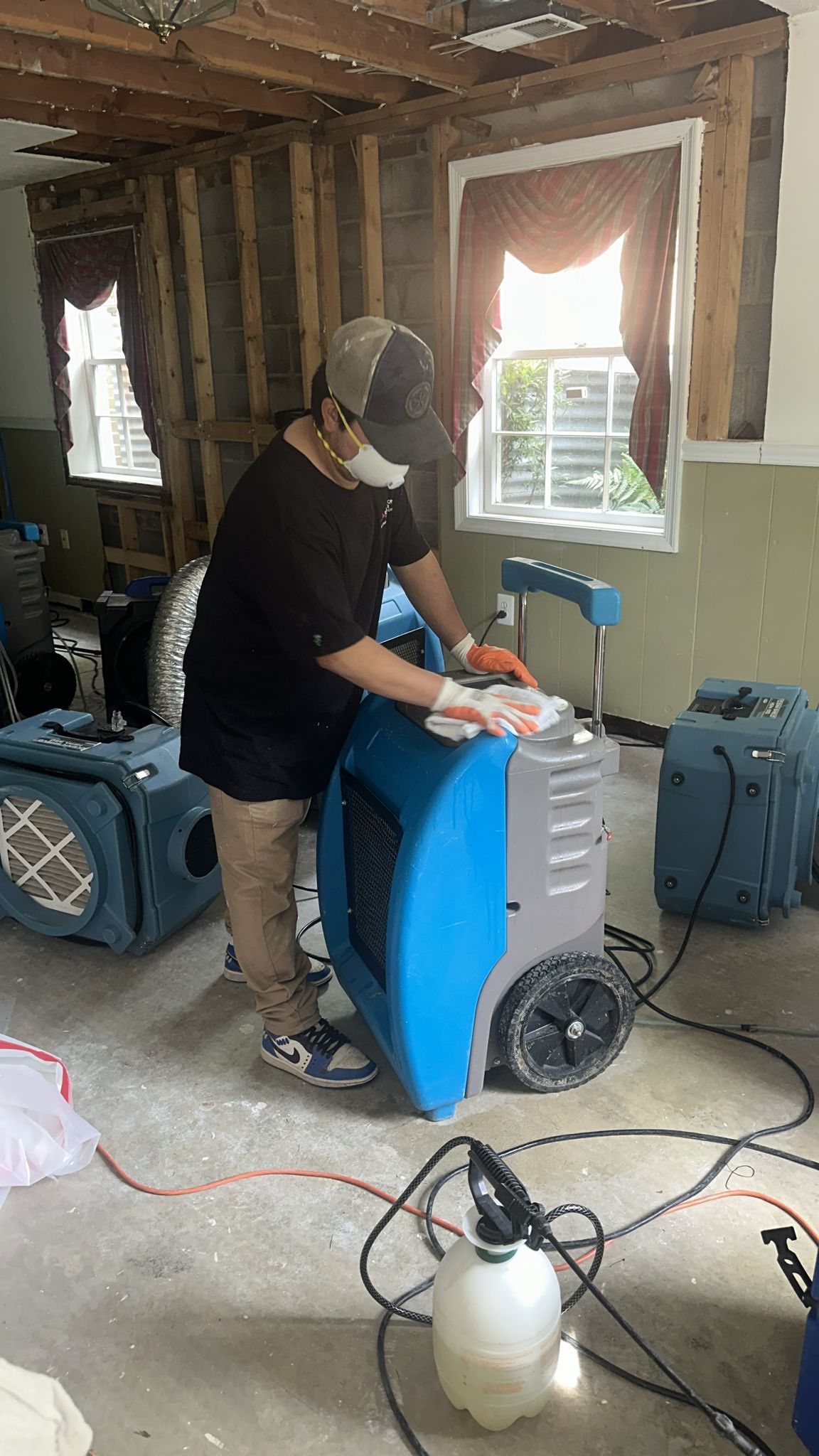 Advanced drying phase with equipment repositioned to address remaining moisture in Vienna restoration project.