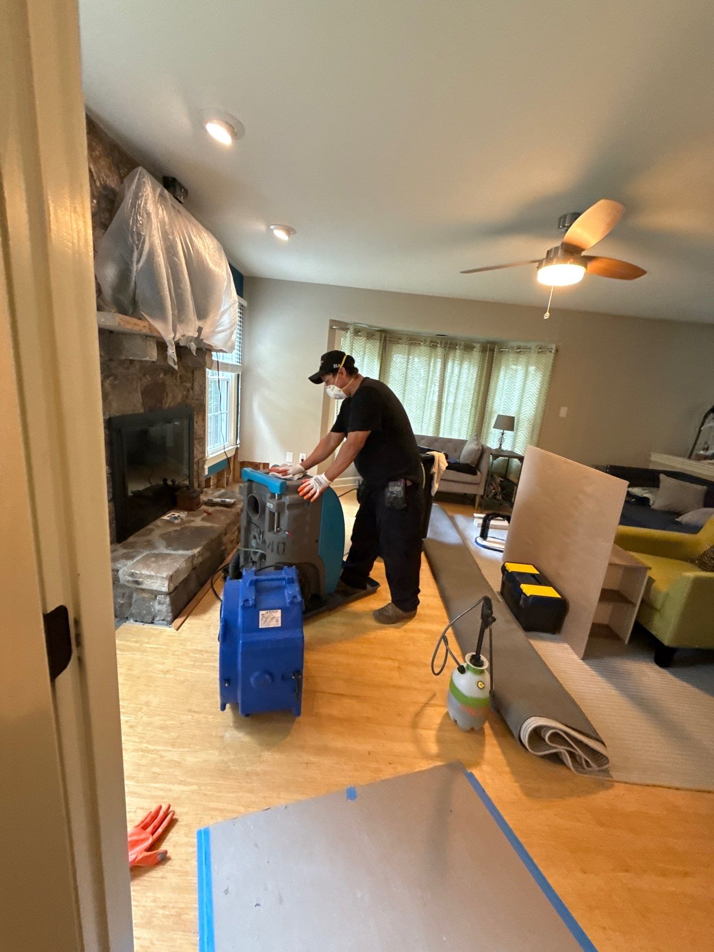 Containment removed and wall remediation complete in Leesburg mold job.