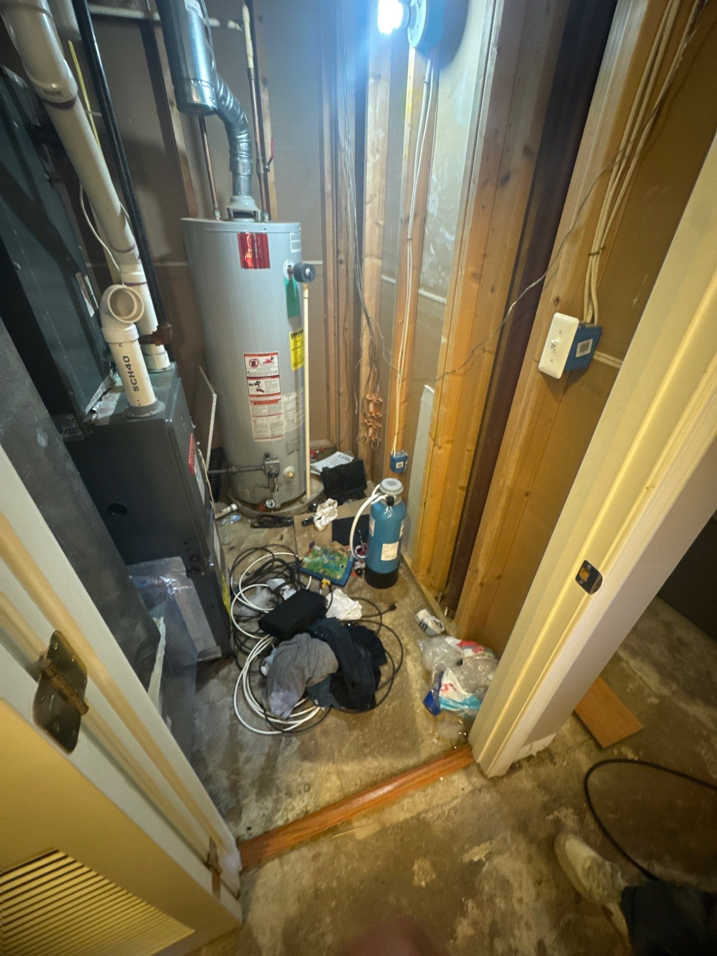 Water extraction and dehumidifier placement during structural drying in Centreville.