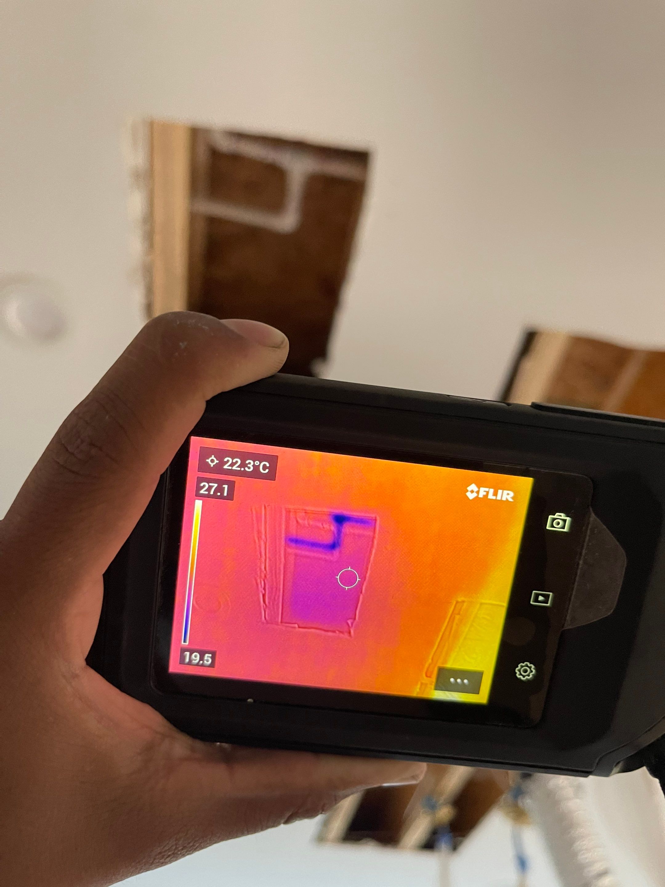 Monitoring equipment tracking humidity and temperature during active dehumidification cycle.