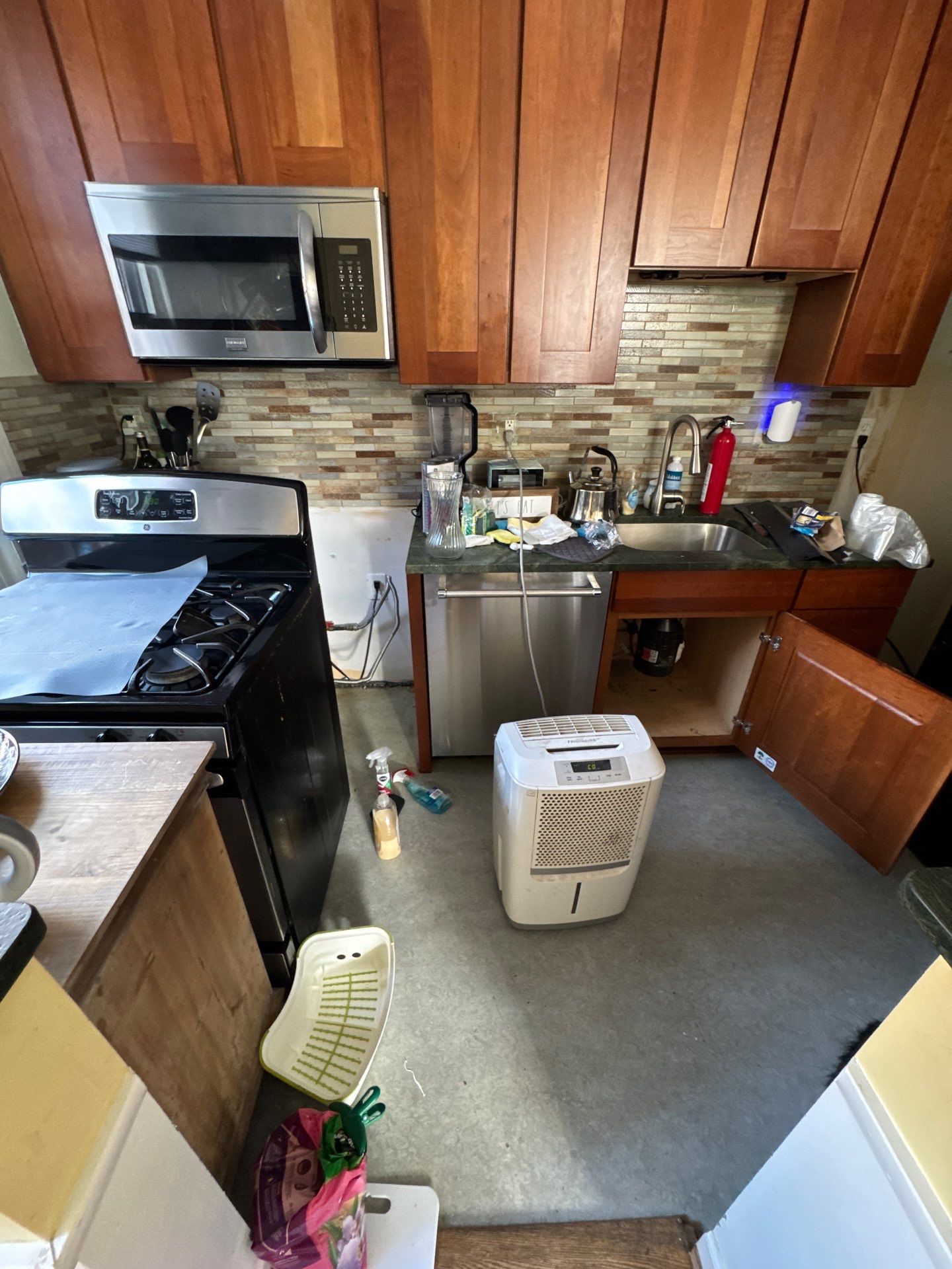 Final-stage drying and contents restoration completing mold remediation in Arlington.